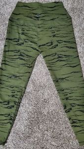 Beyond Yoga green stripped legging in size large